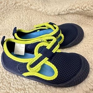 Cat & Jack toddler size 7 water shoes